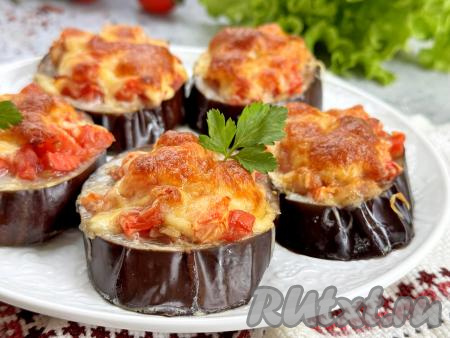 Баклажаны с беконом, запечённые в духовке с помидорами и сыром