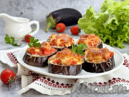 Готовое блюдо достать из духовки. Баклажаны, запечённые с беконом, помидорами и сыром,&nbsp;переложить на тарелку. Сочное, вкусное, аппетитное блюдо сразу, пока закуска горячая, подать к столу, дополнив, по желанию, любимым соусом.&nbsp;
