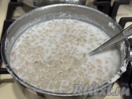 Варить перловую молочную кашу на медленном огне 35-40 минут, периодически перемешивая.