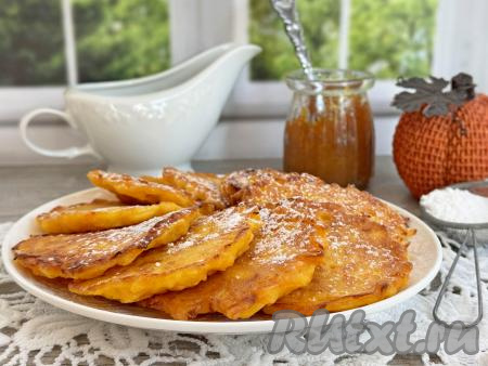 Аппетитные, вкусные, нежные оладьи, приготовленные из тыквы с рисовой мукой, перед подачей я слегка присыпала сахарной пудрой. Мне больше всего нравится есть эти тыквенные оладушки со сметаной.