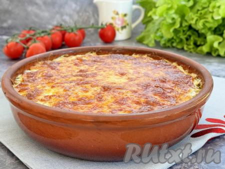 Готовую запеканку из кабачков с фаршем и сыром достать из аэрогриля, дать немного остыть.