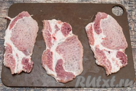 Отбить каждый кусочек мяса до толщины примерно 5 миллиметров.