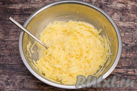 Перемешать картофель, яйца и майонез до получения однородной массы.