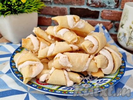Рогалики с безе готовятся достаточно просто, из вполне доступных продуктов, а получаются отличными. Долго такая выпечка на столе не задерживается!