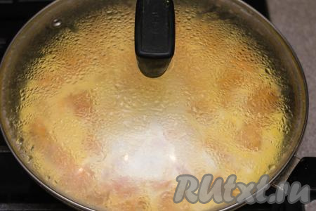 Накрыть сковороду крышкой. Тушить тыкву со сливками 10 минут, время от времени перемешивая и покрывая овощи сливочным соусом со всех сторон.