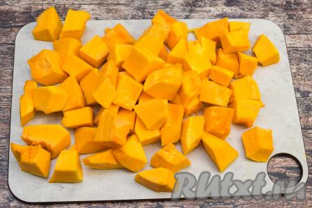 900 грамм тыквы, очищенной от кожуры и волокон с семечками, нарезать на кубики с размером стороны примерно 3 сантиметра.