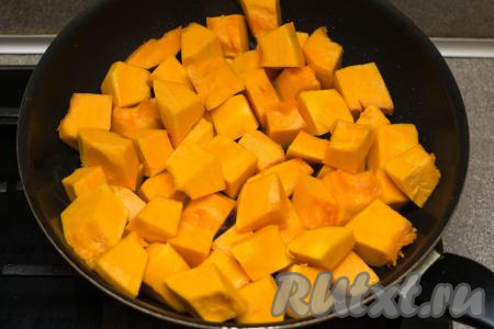 Прогреть растительное масло в сковороде, выложить кусочки тыквы.