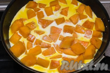 Посолить тыкву по вкусу, влить сливки, перемешать. Дать сливкам закипеть, сразу уменьшить огонь до минимума.