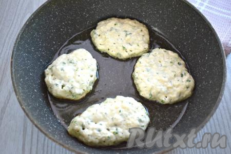 Поднявшееся кабачково-дожжевое тесто перемешивать ни перед жаркой, ни в процессе жарки оладий не нужно. Разогреваем в сковороде растительное масло. Выкладываем по 1-1,5 столовых ложки теста в виде круглых оладий. Жарим дрожжевые кабачковые оладьи на огне ниже среднего до приятного подрумянивания с двух сторон (примерно по 2,5 минуты с каждой стороны). Не нужно делать сильным огонь, оладьи должны не только подрумяниться с двух сторон, но и прожариться внутри.