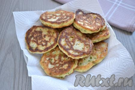 Дрожжевые оладьи из кабачка со сковороды перекладываем на бумажное полотенце, чтобы убрать лишний жир. Добавляя в сковороду масло только по мере необходимости и не перемешивая тесто перед жаркой очередной порции оладушек, постепенно жарим все оладьи. Всего у меня получились 13 кабачковых дрожжевых оладий.
