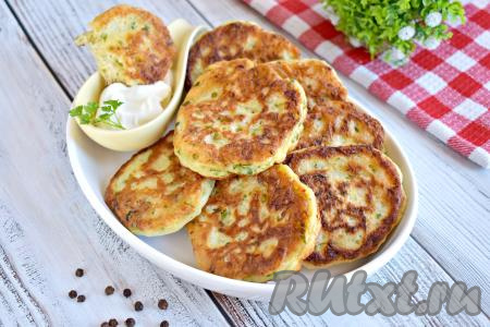Нежные, воздушные оладьи, приготовленные из кабачков на дрожжах, к столу лучше всего подавать горячими, дополнив сметаной, чесночным или другим вашим любимым соусом. Остывшие оладьи при желании можно разогреть на сковороде или в микроволновке.