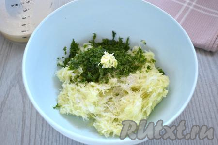 Сразу, как только смешали кабачковый сок с дрожжами, начинаем замешивать тесто. Для этого в миску с тщательно отжатой кабачковой массой добавляем вымытую и мелко нарезанную зелень (у меня - петрушка), пропущенный через пресс (или натёртый на мелкой тёрке) чеснок, солим, перемешиваем ложкой.