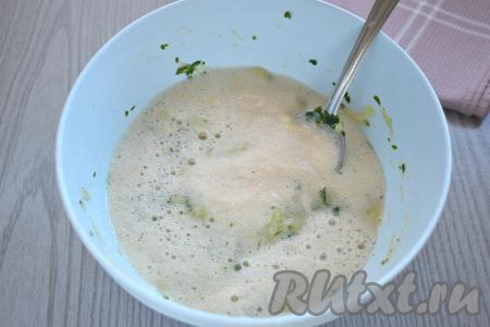 В миску с получившейся кабачковой массой вливаем запенившуюся дрожжевую смесь, перемешиваем.