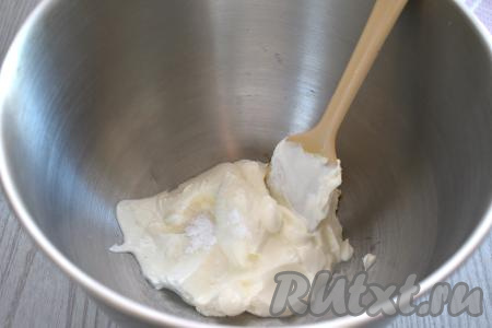 Заранее отвариваем говядину, для этого вымытое мясо выкладываем в кастрюлю, заливаем полностью водой, ставим на сильный огонь, после закипания воды, добавив соль по вкусу, отвариваем до готовности на небольшом огне (ориентировочно в течение 1,5 часов с момента закипания воды, мясо должно стать мягким). Для того чтобы замесить песочное тесто для пирога, в достаточно глубокую миску выкладываем сметану любой жирности (я купила жирностью 15%), всыпаем соду, перемешиваем лопаткой (или столовой ложкой) и оставляем на 10 минут. За это время сода полностью погасится в кислой среде сметаны.