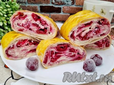 Штрудель из лаваша с творогом и вишней