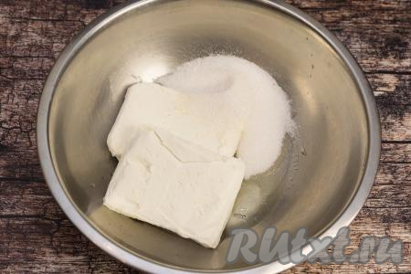 В миску с белком выложить творог, всыпать сахар.