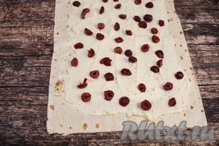 Поверх творожной начинки равномерно распределить кусочки вишни.