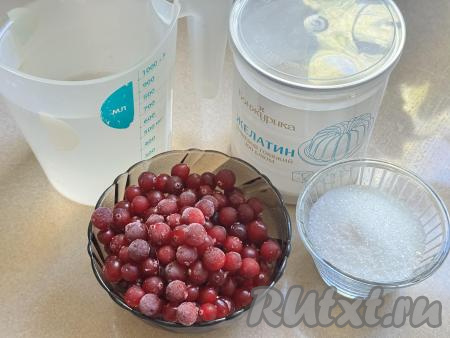 Подготовить продукты для приготовления желе из клюквы с желатином. Клюкву можно взять как свежую, так и замороженную. Свежие ягоды нужно будет перебрать, затем промыть водой, лишней воде дать стечь. Замороженную клюкву, если на ней нет большого количества льда, можно не размораживать.