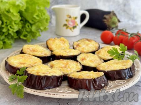 Нежные, вкусные, ароматные баклажаны, покрытые аппетитной шапочкой из майонеза и чеснока, переложить из чаши аэрогриля на тарелку и в тёплом виде подать к столу.