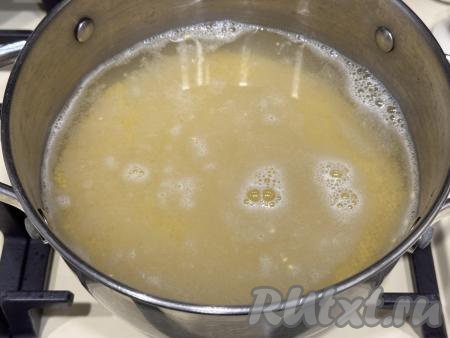 Поставить кастрюлю с пшеном на огонь, довести воду до кипения, затем уменьшить огонь. Варить пшённую кашу до готовности (минут 30, вода должна впитаться, зёрна пшена стать мягкими). Снять кастрюлю с готовой кашей с огня, дать остыть.