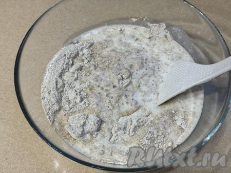 В миску с ржаной мукой, смешанной с солью, влить и воду, и кефир комнатной температуры.