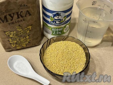 Подготовить продукты для приготовления карельских калиток с пшеном. Кефир можно взять любой жирности (я использовала жирностью 2,5%). Кефир для замешивания теста должен быть комнатной температуры, поэтому его нужно либо заранее достать из холодильника, либо подогреть в течение 20 секунд в микроволновке.