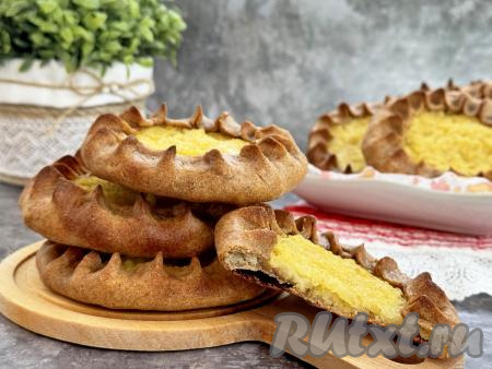 Вкусные, сытные карельские калитки, приготовленные с пшеном, к столу подавать горячими. Посмотрите, как аппетитно они смотрятся в разрезе. Угощайтесь!