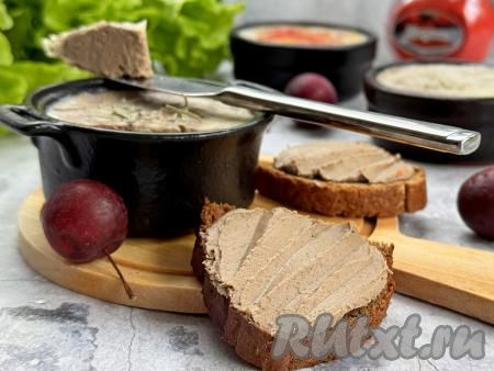 А затем насыщенный паштет из куриной печени подать к столу, нанеся его на тосты, крекеры. Можно наполнить этот паштетом тарталетки. Благодаря яблоку закуска получается воздушной и очень вкусной, она отлично разнообразит ваше меню и в будни, и в праздники!