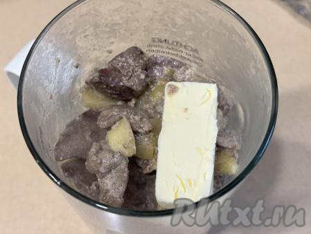 Переложить куриную печенья вместе с яблоками, луком и сливками в чашу блендера, добавить 50 грамм сливочного масла комнатной температуры.