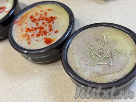 По желанию можно паштет посыпать розмарином или паприкой. Растопленным маслом полить паштет, полостью покрывая его поверхность. Благодаря сливочному маслу поверхность паштета не будет заветриваться.