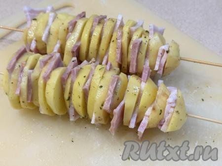 На деревянные шпажки нанизать кружочки картошки, чередуя с беконом и размещая их вплотную друг к другу. Я сформировала 2 шпажки с картошкой и беконом.