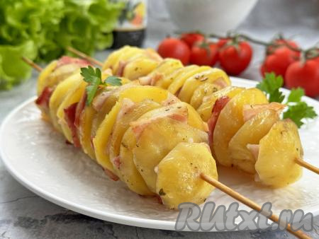 Аппетитные, сытные, ароматные, вкусные шашлычки из картофеля и бекона к столу нужно подавать горячими, дополнив любимым соусом.&nbsp;