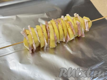 Каждую шпажку с картошкой и беконом завернуть в два оборота фольги.