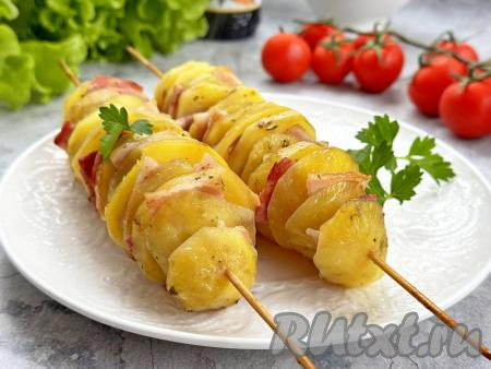 Картошка с беконом на шпажках в духовке
