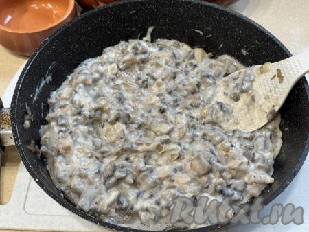 Если нужно, подсолить по вкусу жульен из курицы, грибов и соуса "Бешамель", помешивая, прогреть 1-2 минуты на небольшом огне. Убрать с огня.