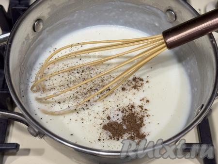 После добавления всего молока всыпать соль и специи по вкусу (в качестве специй я добавила щепотку мускатного ореха и немного чёрного молотого перца). Постоянно помешивая, на среднем огне&nbsp;довести соус до кипения.&nbsp;
