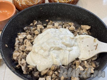 В сковороду с мясом курицы, обжаренным с грибами, выложить соус "Бешамель", перемешать.