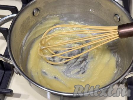 Перемешать муку с маслом на огне ниже среднего до получения однородной (без комочков) массы.&nbsp;