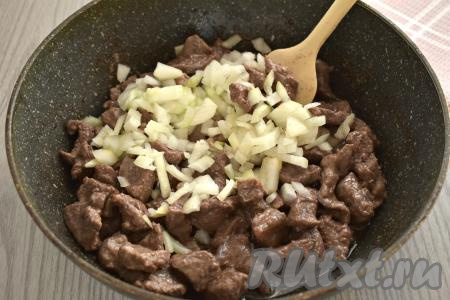 К обжаренным кусочкам говядины добавляем очищенный и достаточно мелко нарезанный лук, перемешиваем. Обжариваем мясо с луком, периодически помешивая, 5-6 минут (до мягкости лука).