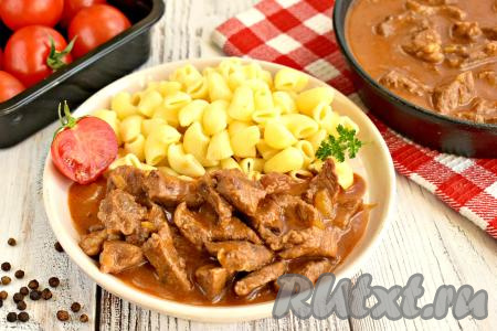 Гуляш из говядины на сковороде с луком