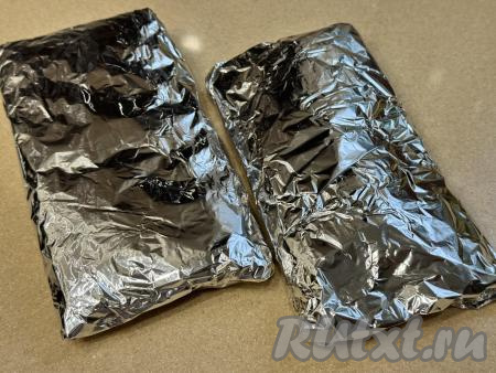 Аналогично завернуть в фольгу второй кусок рёбрышек. Маринад, в котором мариновалось мясо, не выливайте, он нам ещё потребуется в конце запекания.