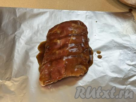У меня рёбра были в виде двух кусков. Вначале первый замаринованный кусок рёбер выложить на кусок фольги, завернуть в несколько слоёв фольги.