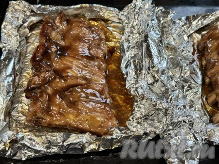 Смазать верх рёбрышек маринадом, оставшимся в миске. Вернуть рёбра в духовку и запекать минут 10-15 при температуре 200 градусов.