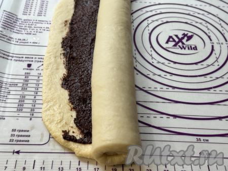 Свернуть тесто с начинкой в плотный рулет.