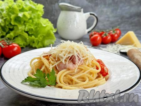 Паста Карбонара с беконом и помидорами