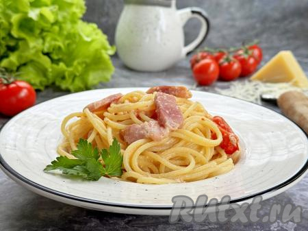 Разложить пасту Карбонара, приготовленную с беконом, помидорами, сыром и сливками по тарелкам, по желанию, присыпать сыром. Подать сытное, очень вкусное, аппетитное блюдо в горячем виде к столу.