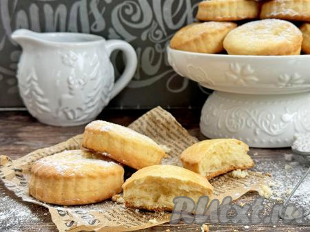 Мягкие, вкусные, аппетитные пряники, приготовленные на сметане и сливочном масле в домашних условиях, к столу можно подать и тёплыми, и полностью остывшими, присыпав их по желанию сахарной пудрой. Такая выпечка станет приятным дополнением и к чаю, и к кофе, и к молоку.