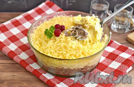 Сочный, вкусный, нежный слоёный салат "Мужской каприз", приготовленный с говядиной и маринованным луком, украшаем по своему вкусу (я украсила петрушкой и клюквой) и подаём к столу.