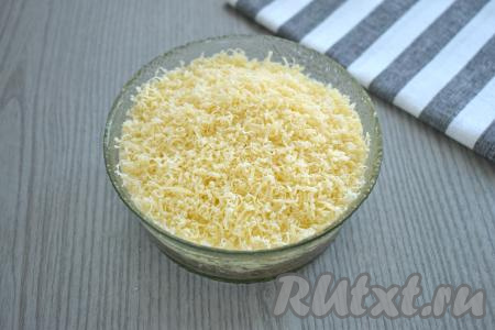 Завершающим слоем салата "Мясной каприз" будет сыр, натёртый на мелкой тёрке. Этот слой смазывать майонезом и утрамбовывать не нужно.