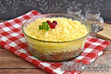 Готовому салату "Мужской каприз" с говядиной и маринованным луком обязательно нужно дать постоять в холодильнике хотя бы в течение часа, чтобы он пропитался.